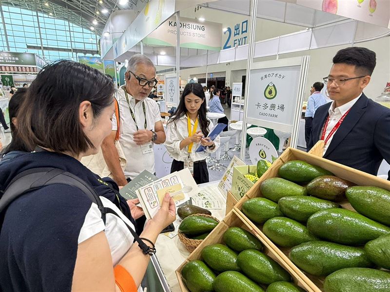 高雄首選大集合!17家農產品牌齊聚2026高雄國際食品展,從鮮果、土雞到創意加工美食,每日料理秀端出高雄好滋味。(圖/高雄市政府提供)