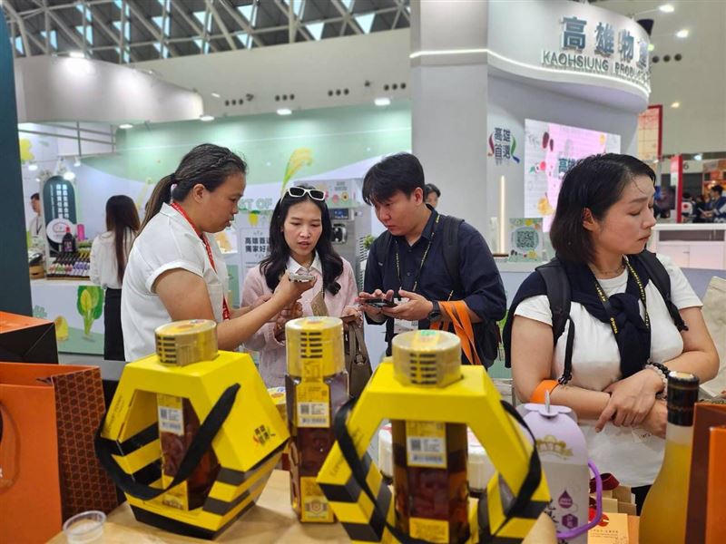高雄首選大集合!17家農產品牌齊聚2026高雄國際食品展,從鮮果、土雞到創意加工美食,每日料理秀端出高雄好滋味。(圖/高雄市政府提供)