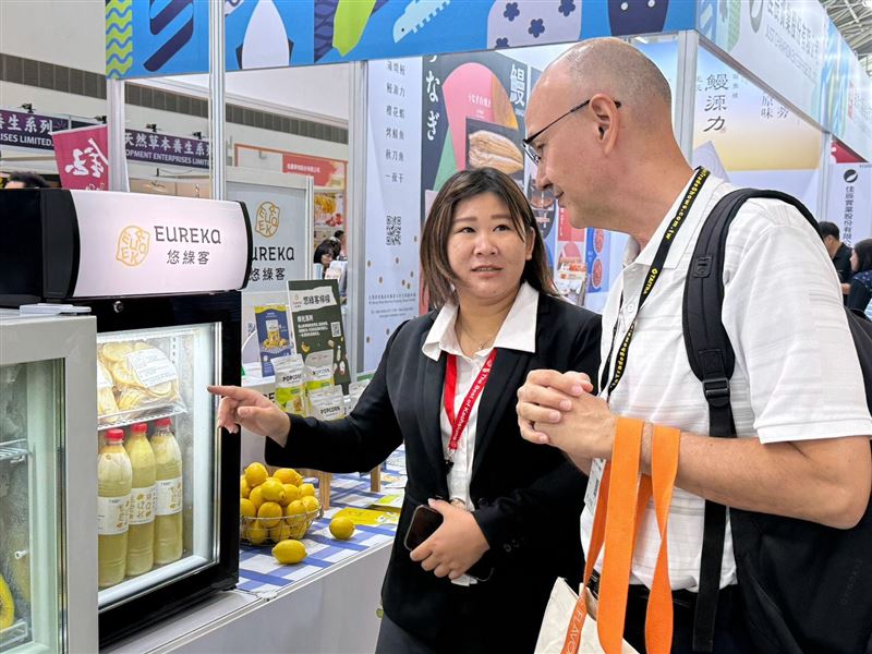 高雄首選大集合!17家農產品牌齊聚2026高雄國際食品展,從鮮果、土雞到創意加工美食,每日料理秀端出高雄好滋味。(圖/高雄市政府提供)