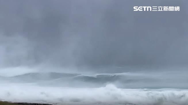 薔琵襲台風浪大　花蓮港、石梯坪漁港湧浪