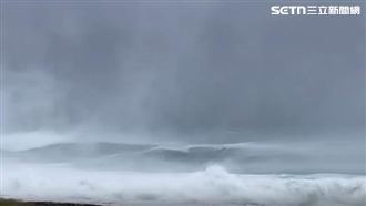 薔琵襲台風浪大　花蓮港、石梯坪漁港湧浪