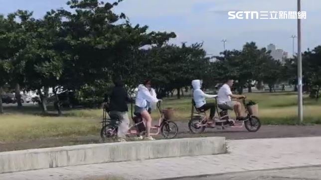 海濱公園大浪已經打上草皮,不過仍可見遊客騎單車遊園,不減興致