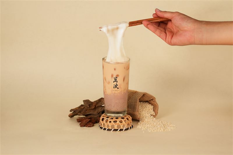 萬波「米麻糬芋泥奶茶」。（圖／品牌業者提供）
