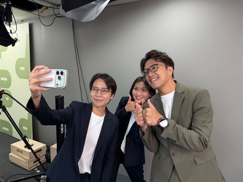 沈伯洋與屏東市長參選人梁育慈、長治鄉長參選人邱佳娟開心合照(圖/翻攝自Threads @pingtungliang)