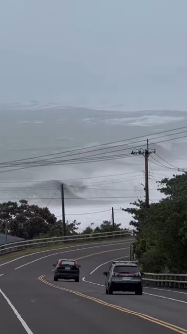 薔琵強颱逼近沿海風浪強勁,網友開車行經台東長濱路段,目睹巨浪不斷翻騰的驚人景象。(圖/翻攝自Threads @raymondo.rey)