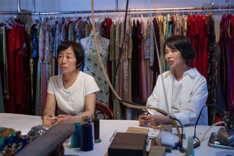 胡梅花、胡梅蘭工藝師。(圖/文化總會提供)