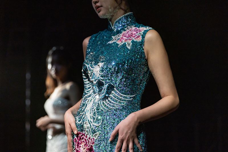 胡梅花、胡梅蘭姊妹倆手縫的亮片如魚鱗完美貼合身形。(圖/文化總會提供)