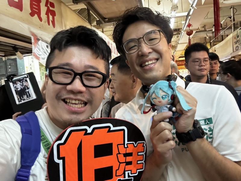 麥基（左）9月將初音未來親手送給沈伯洋。（圖／翻攝自Threads）