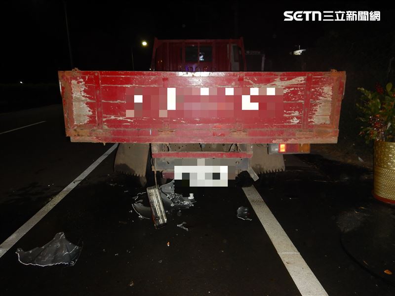 騎車猛撞違停貨車畫面曝!頭部重擊後車斗,19歲嘉義女「安全帽碎」慘死。(圖/翻攝畫面)