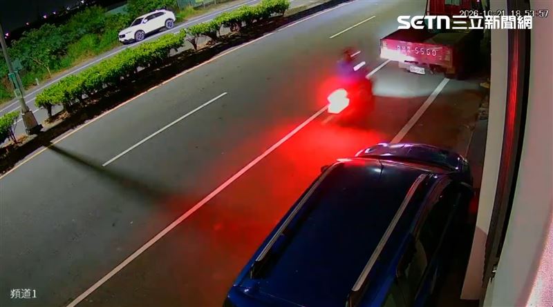 騎車猛撞違停貨車畫面曝!頭部重擊後車斗,19歲嘉義女「安全帽碎」慘死。(圖/翻攝畫面)