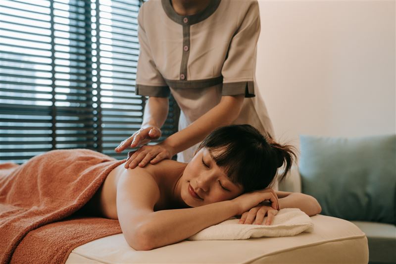 QUAN SPA以專業芳療手技舒緩身心,舒活芳療享湯券每張2,999元,可選單人精油芳療搭配雙人湯屋,或雙人指壓搭配沐泉療體驗。(圖/飯店旅宿業者提供)