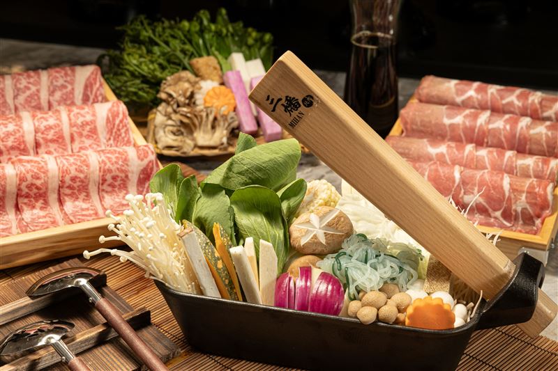 人氣商品「鍋物美饌泡湯」優惠券每張3,099元起,包含三燔北投壽喜燒放題,可搭配獨立湯屋或大眾風呂擇一使用。(圖/飯店旅宿業者提供)