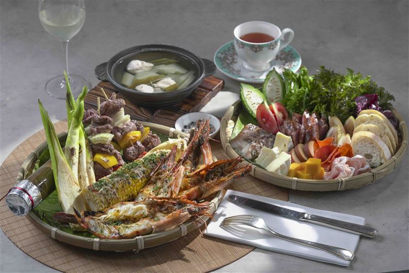 烏來蘇卡利漫活一泊二食晚餐套餐,主食為燒烤海陸料理。(圖/飯店旅宿業者提供)