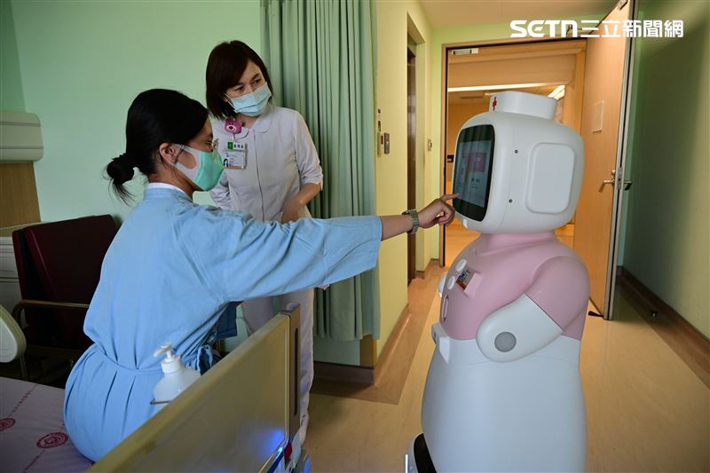 照護機器人「愛寶」是護理師好幫手。(圖/翻攝畫面)