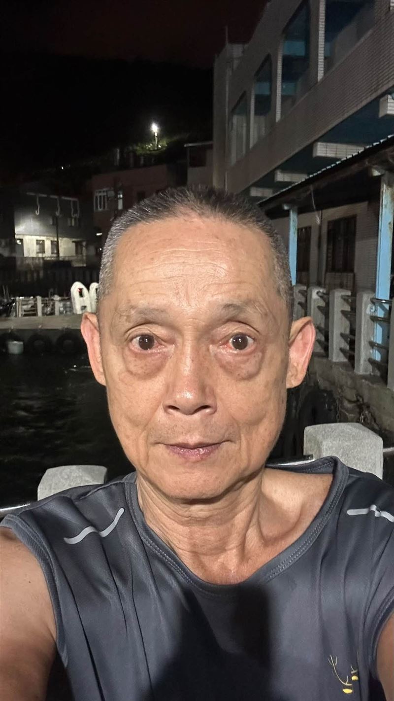 鄭平君收工後,立刻奔赴漁港綁船。(圖/翻攝自鄭平君臉書)