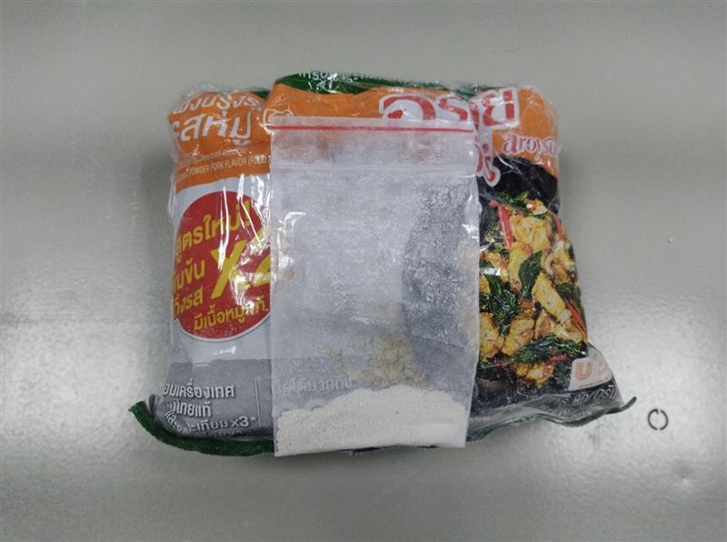 李姓女子以泰國食品包裝當掩護,夾帶海洛因約3.486公斤。(圖/翻攝畫面)