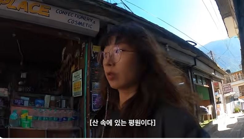 南韓女旅遊YouTuber「길바닥」(GilBaDak)以低預算背包旅行影片受到關注。(圖/翻攝自Youtube)