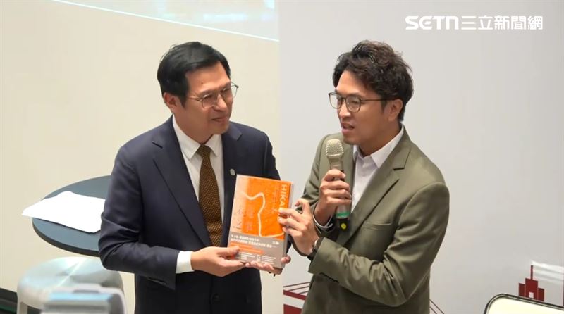 主辦送書！沈伯洋突喊「這句」現場爆掌聲