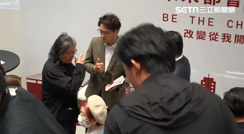活動結束後,林洲民也上前主動與沈伯洋搭話,兩人對話一分多鐘,沈伯洋最後也比讚回應,林洲民則雙手合十表達感謝。(圖/翻攝畫面)