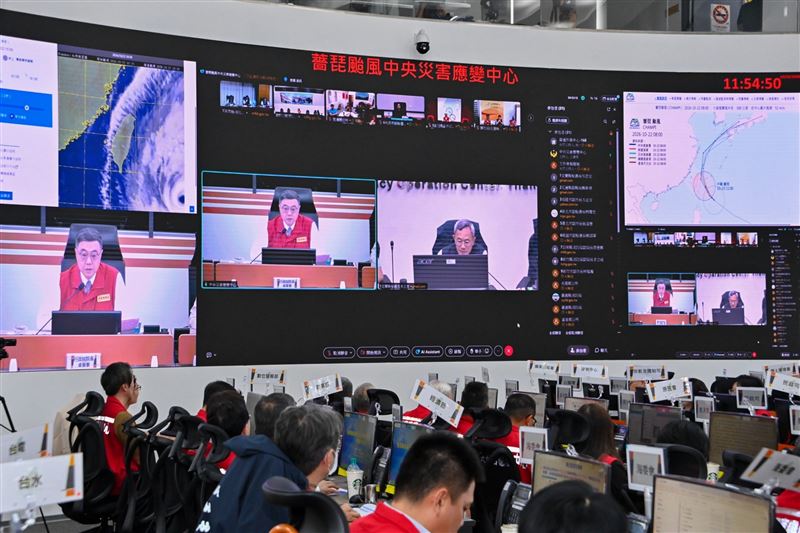 行政院長卓榮泰今（22）日前往中央災害應變中心視導第2次工作會報，並與9縣市副首長及代表視訊連線。（圖／行政院提供）