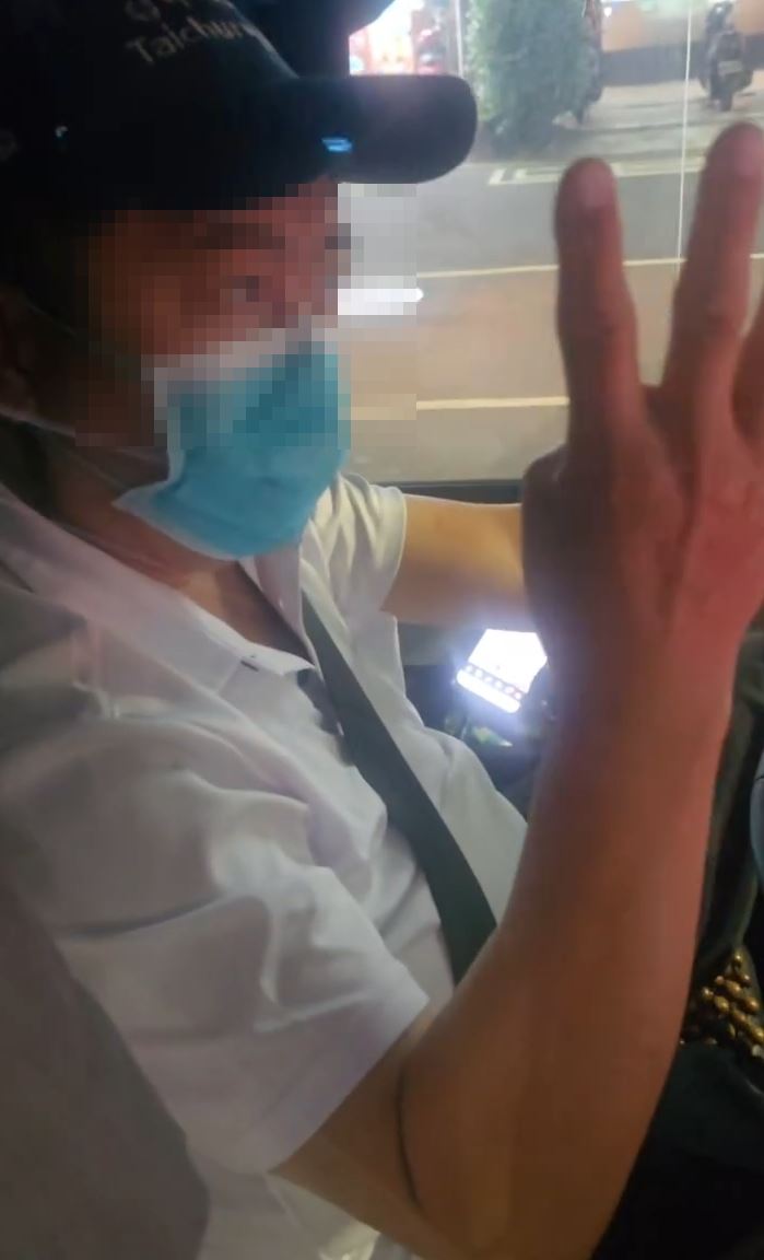 民眾反映下車鈴沒響，司機卻跳針回答「請坐好」，還伸手數次數。（圖／muzikbryan授權提供）
