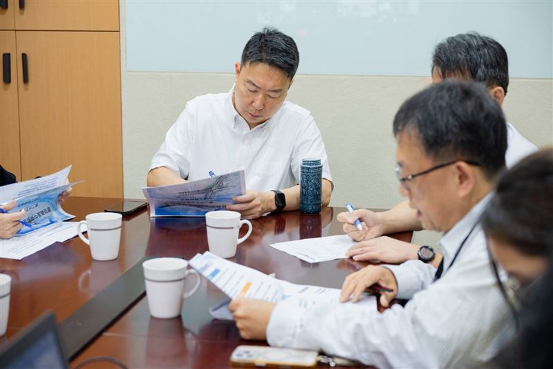 陳世凱聽取各單位防災整備及光復連假疏運調整措施(圖/交通部提供)