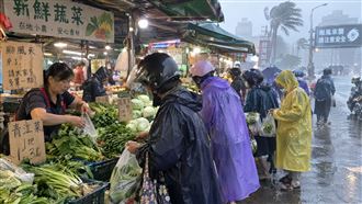 颱風天別只搶高麗菜 「4類食物」便宜耐放