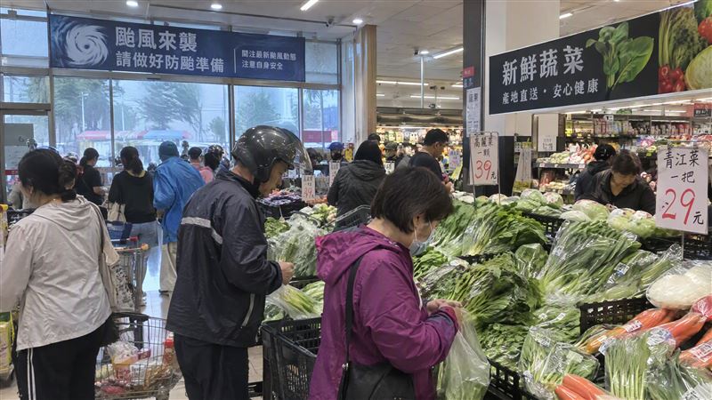 薔琵颱風接近，農糧署分享「颱風前買菜指南」，推薦根莖類、菇類、芽菜豆類及冷凍蔬菜，耐放、營養且價格便宜。（示意圖／AI製圖）