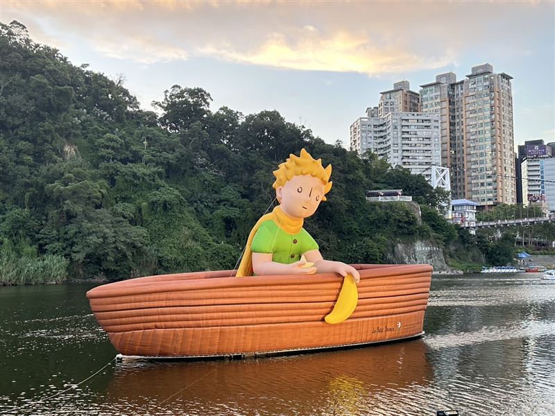 19公尺寬巨型氣膜小王子乘船遊渡碧潭，在星光與水岸夜色映襯下，打造夢幻地景亮點。（圖／新北市政府提供）