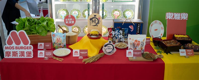 東元餐飲集團推出安心智慧農場自產自銷的新鮮生菜、摩斯漢堡在地料理系列,樂雅樂則端出人氣海陸雙饗「鰻重御膳x蒜香牛排」。(圖/品牌業者提供)
