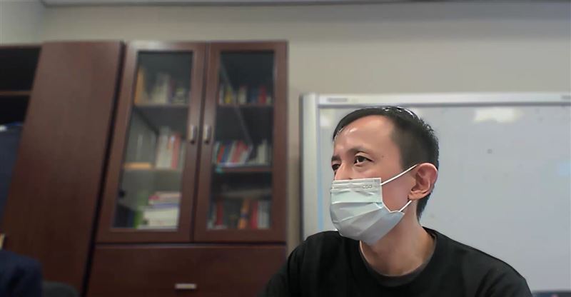 美光台灣董事長盧東暉2026年10月22日線上說明美光台灣薪酬新制度。(圖/美光提供)