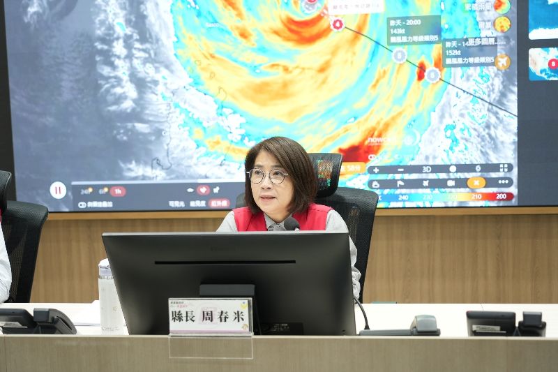 颱風薔琵來襲，屏東縣災害應變中心22日提升為一級開設，縣長周春米（圖）主持工作會報，強調務必落實防颱措施。（屏東縣政府提供）
