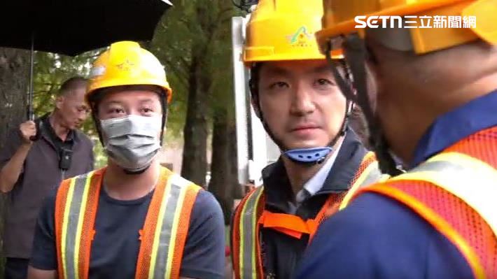 蔣萬安視察環保局示範雨水下水道清疏作業
