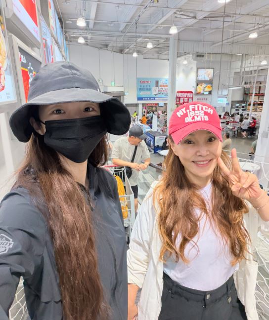 颱風薔琵來襲前夕,韓籍啦啦隊女神李多慧先陪爸媽到好市多採買防颱物資,她戴著帽子、口罩,幾乎把臉遮好遮滿,低調模樣讓粉絲笑喊:「我真的認不出來!」。(圖/翻攝自李多慧Threads)