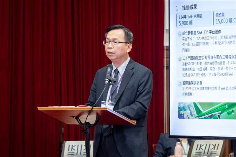 交通部次長林國顯提出「運輸能源轉型與交通調適行動」報告(圖/總統府提供)