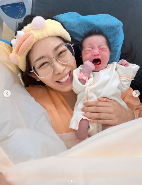 香蕉太太「吃麵不到兩口」就已經開了 4 指半並破羊水，隨即被推進產房，隨後短短 20 分鐘便快速完成生產。（圖／翻攝自香蕉王俊傑IG）