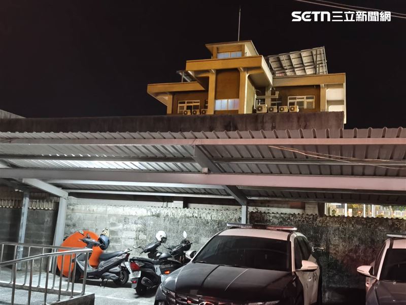 台南市南區灣裡路近日有廟會活動，因施放高空煙火，卻意外把第六分局灣裡派出所汽車車棚炸毀，事後已修復。（圖／翻攝畫面）