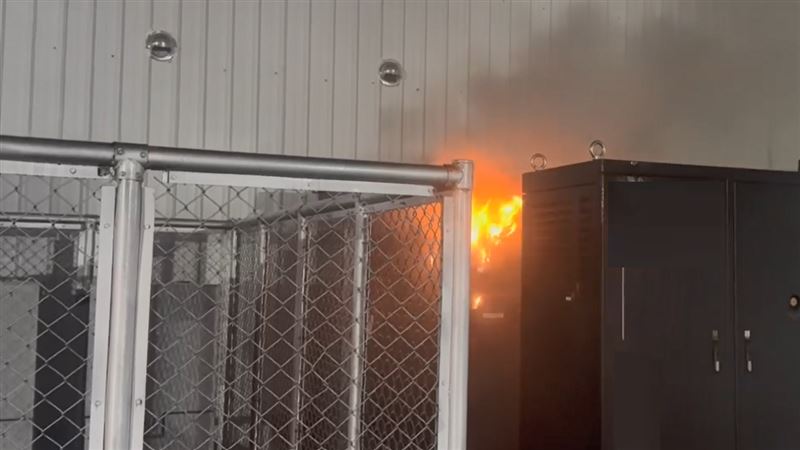 停車場充電樁火警！烈火猛竄、爆炸聲四起