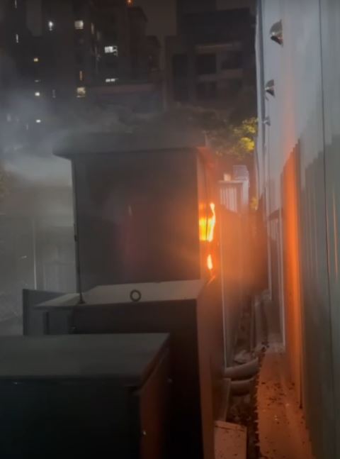 新竹縣竹北市嘉政一街及六家五路一段停車場充電樁,於昨天(23日)深夜傳出火警。(圖/翻攝畫面)