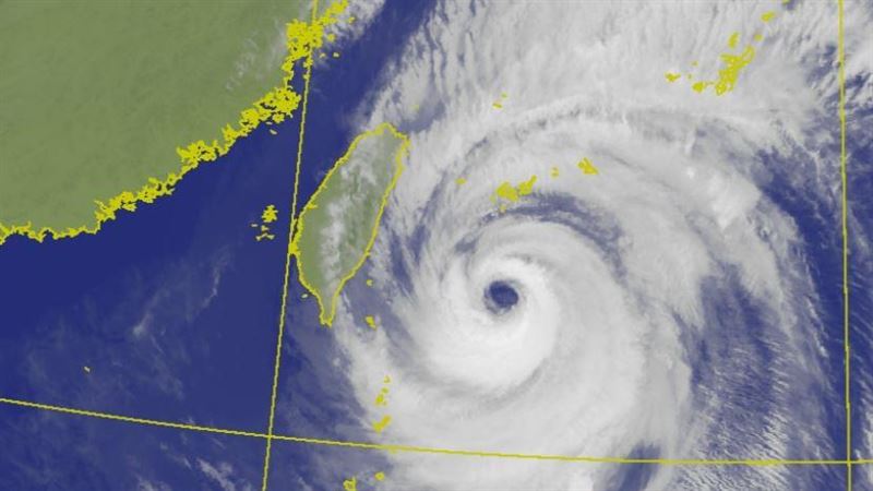 薔琵颱風來襲,勞動部提醒停班期間勞工可不出勤,雇主絕不能視為曠工遲到,亦不得任意扣發全勤獎金,因出勤搭乘的計程車費用,也須給員工報銷。(圖/中央氣象署提供)
