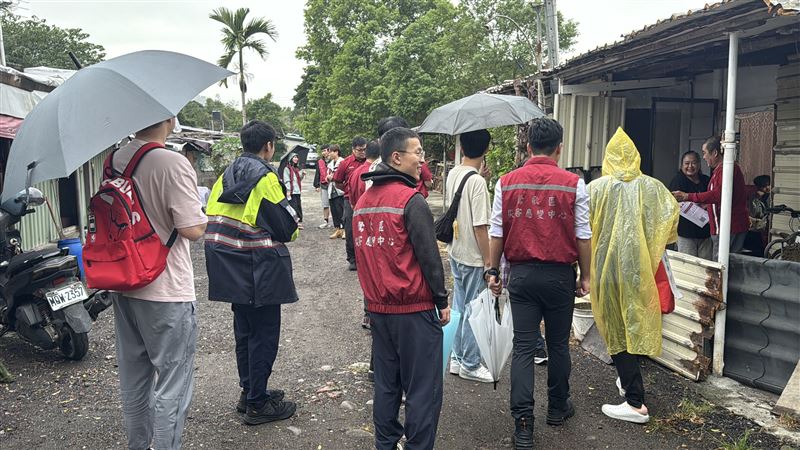 三峽警分局協助鶯歌南靖部落撤離。(圖/翻攝畫面)