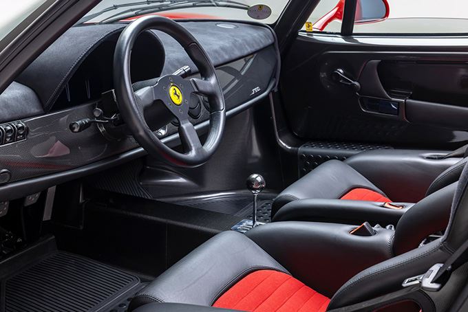 F50沒有ABS、動力方向盤與煞車輔助系統,並採用手動排檔。(圖/翻攝Broad Arrow網站)