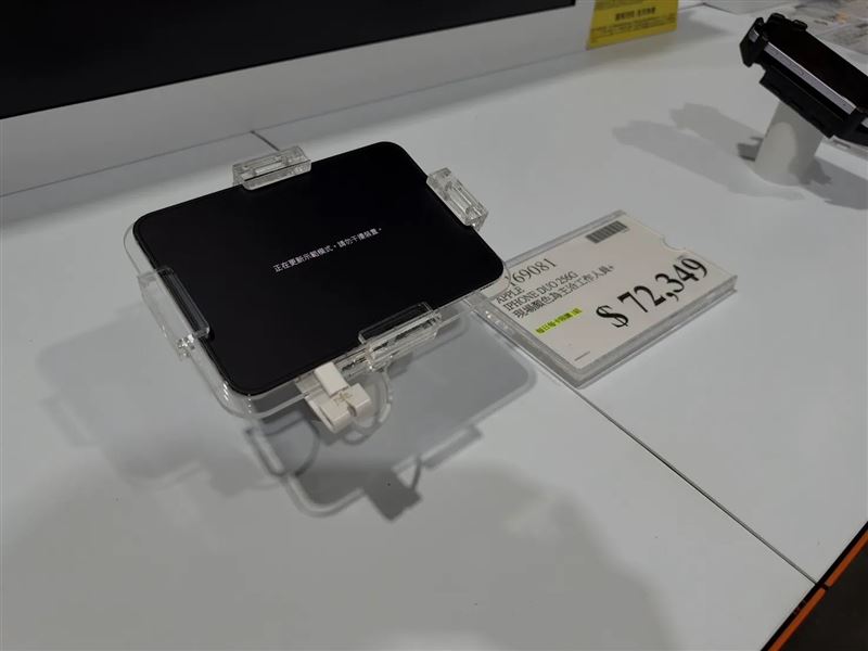 好市多開賣iPhone Duo,比官方便宜2,551元。(圖/讀者提供)