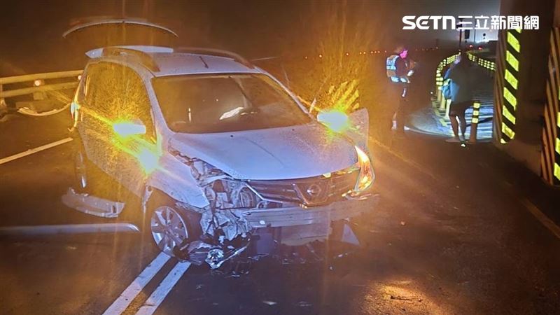 巨浪衝擊車輛事故，造成車輛撞擊護欄。（圖／翻攝畫面）
