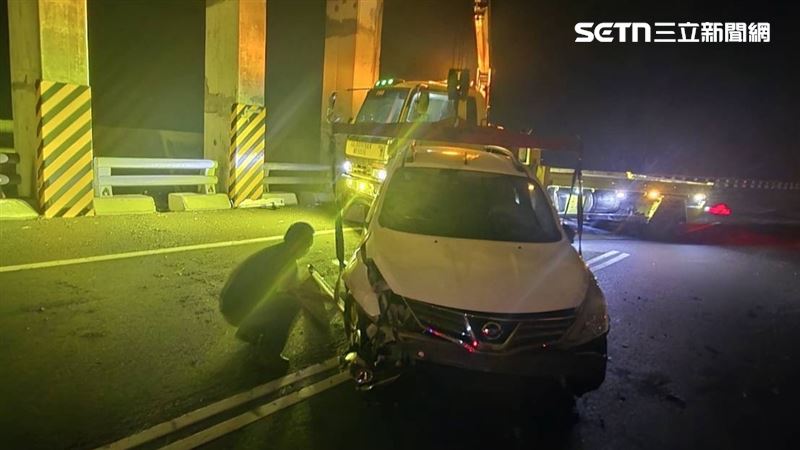 台9線大溪明隧道北上路段，發生巨浪衝擊車輛事故，造成車輛撞擊護欄，車內2名乘客受傷送醫。（圖／翻攝畫面）