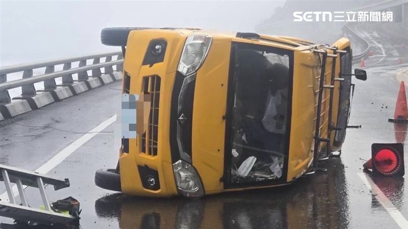 台東縣台9線受風浪衝擊，昨天（22日）下午，發生工程車施工期間疑遭巨浪衝擊而翻覆事故。（圖／翻攝畫面）