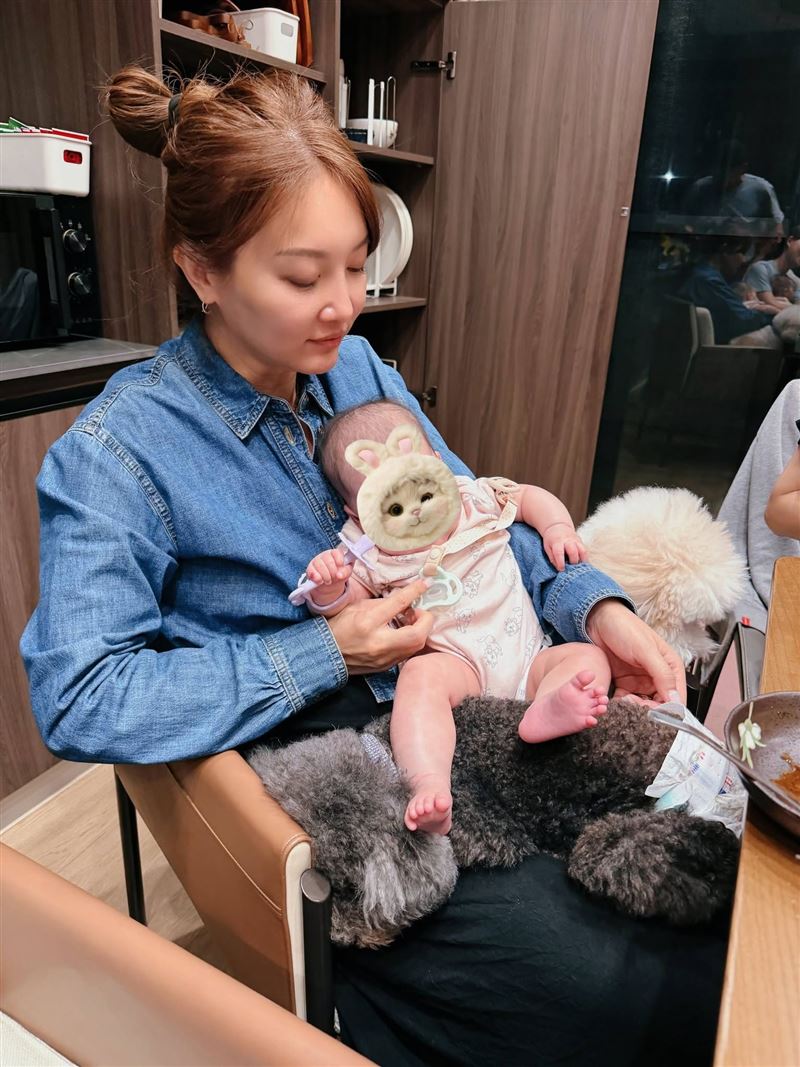 李佳綺抱著謝京穎可愛的女兒。（圖／翻攝自李佳綺臉書）