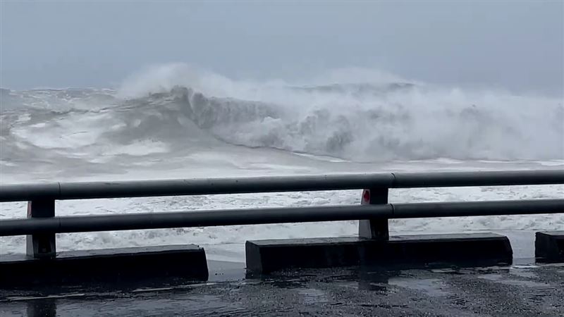 台9線大溪至多良路段出現強風巨浪。（圖／翻攝畫面）