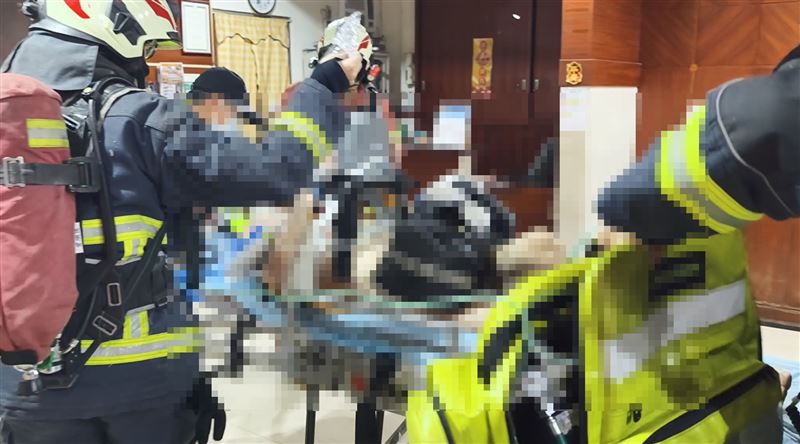 鍾姓老翁送醫搶救後不治身亡。(圖/翻攝畫面)