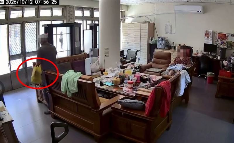 喪家找不到要火化給死者的眼鏡，調閱監視器後驚見里長行竊。（圖／翻攝畫面）